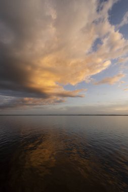 Güzel Amazon günbatımı Negro Nehri 'nin suları üzerinde renkli bulutlar, Amazonlar, Brezilya