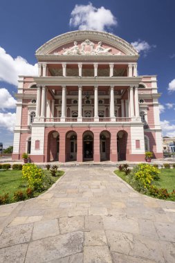 Orta Manaus, Amazonas, Brezilya 'daki pembe tarihi Tiyatro Amazonas binasına bakın
