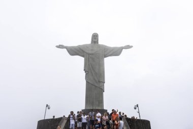 Kurtarıcı İsa, bulutlu bir günde Corcovado Dağı, Tijuca Ormanı, Rio de Janeiro, Brezilya