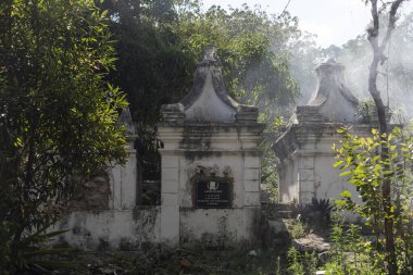 Bizans tarzı beyaz mezar taşlarına bakın. Küçük tarihi taşra köyü Chapada Diamantina, Bahia, Brezilya 'daki eski koloni kilisesinin yanında.