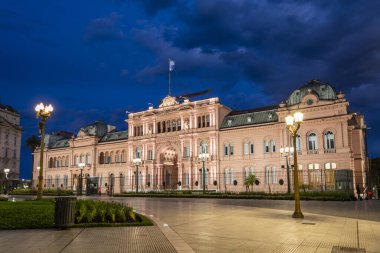 Casa Rosada (başkanlık ofisi) binası mavi saatte, Buenos Aires 'in merkezi, Arjantin