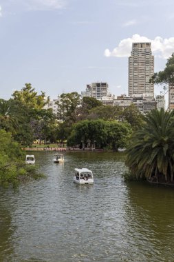 Şehir parkında, Bosques de Palermo, Buenos Aires, Arjantin 'deki gölde yüzen teknelere bakın.