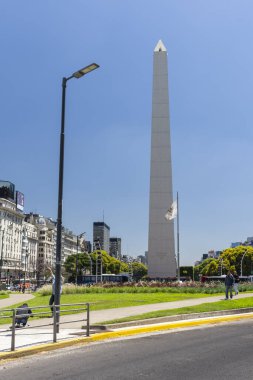 Buenos Aires 'in merkezinde, mavi gökyüzünün altındaki tarihi dikilitaşın güzel manzarası, Arjantin