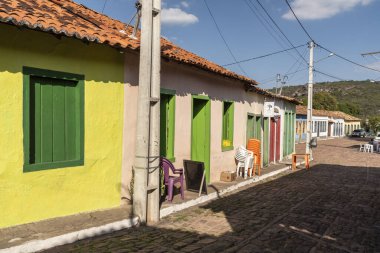 Güzel, eski köy Chapada Diamantina, Bahia, Brezilya 'daki renkli evlere bakın.