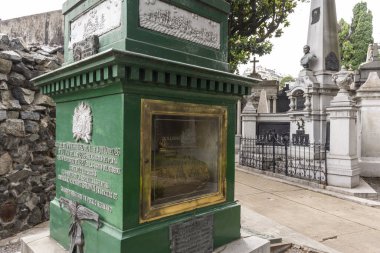 Recoleta Mezarlığı, Buenos Aires, Arjantin 'deki mezarlara ve yeraltı mezarlarına bakın.