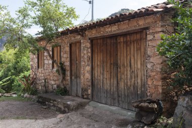 Chapada Diamantina, Bahia, Brezilya 'daki Igatu Köyü' ndeki Rustik rock evi.