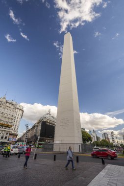 Buenos Aires 'in merkezinde bulutlu ve mavi gökyüzü olan tarihi dikilitaşa güzel bir manzara, Arjantin