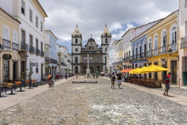Salvador, Bahia, Brezilya 'nın tarihi şehir merkezindeki koloni kilisesine ve binalara güzel bir manzara