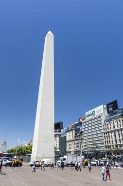 Buenos Aires 'in merkezinde, mavi gökyüzünün altındaki tarihi dikilitaşın güzel manzarası, Arjantin