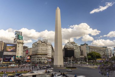 Buenos Aires 'in merkezinde bulutlu ve mavi gökyüzü olan tarihi dikilitaşa güzel bir manzara, Arjantin