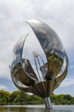 Recolate bölgesinde Floralis Generica 'nın büyük çelik çiçek anıtı, Buenos Aires, Arjantin