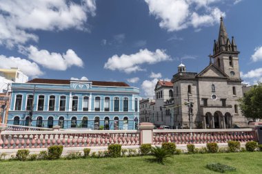 Orta Manaus, Amazonas, Brezilya 'daki tarihi ve renkli binalara bakın