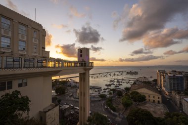 Salvador, Bahia, Brezilya 'nın tarihi şehir merkezinde gün batımında Lacerda Lift' e güzel bir manzara