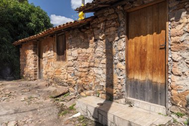 Chapada Diamantina, Bahia, Brezilya 'daki Igatu Köyü' ndeki Rustik rock evi.
