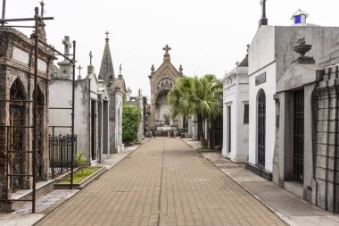Recoleta Mezarlığı, Buenos Aires, Arjantin 'deki mezarlara ve yeraltı mezarlarına bakın.