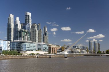 Porto Madero, Buenos Aires, Arjantin 'deki modern köprü ve binaların güzel manzarası