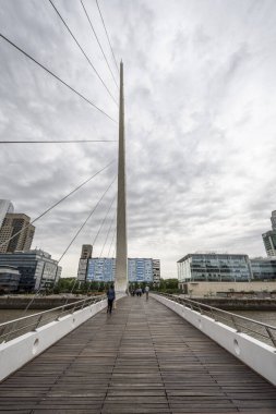Porto Madero, Buenos Aires, Arjantin 'deki modern köprü ve binaların güzel manzarası