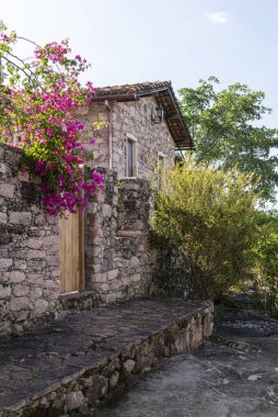 Chapada Diamantina, Bahia, Brezilya 'daki Igatu Köyü' ndeki Rustik rock evi.