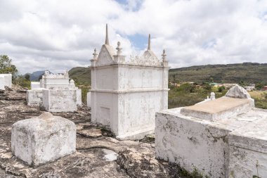 Santa Izabel Mezarlığı, Mucug, Chapada Diamantina, Bahia, Brezilya 'da dağ yamacındaki beyaz Bizans tarzı mezar taşlarına güzel bir manzara