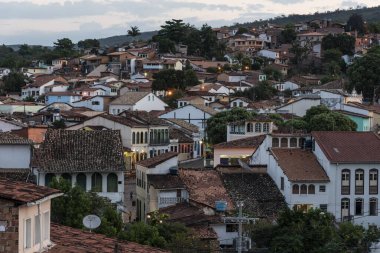 Chapada Diamantina, Bahia, Brezilya 'daki küçük tarihi köydeki tipik koloni evleri için güzel bir manzara