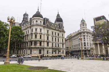 Buenos Aires şehir merkezindeki Plaza de Mayo çevresindeki tarihi binaların güzel manzarası, Arjantin