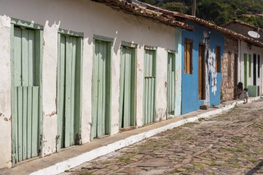 Güzel, eski köy Chapada Diamantina, Bahia, Brezilya 'daki renkli evlere bakın.