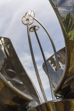 Recolate bölgesinde Floralis Generica 'nın büyük çelik çiçek anıtı, Buenos Aires, Arjantin