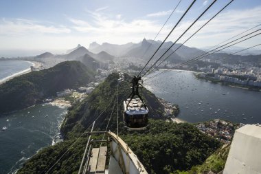 Sugar Loaf Dağı teleferiğinden şehre ve okyanusa güzel bir manzara, Rio de Janeiro, Brezilya