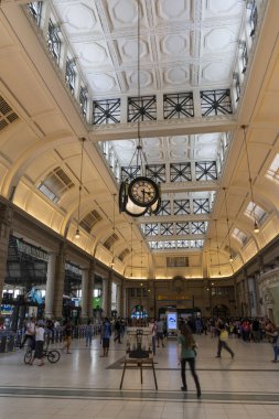 Retiro, Buenos Aires, Arjantin 'de saatli eski bir merkez tren terminali binasının içi.