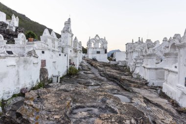 Santa Izabel Mezarlığı, Mucug, Chapada Diamantina, Bahia, Brezilya 'da dağ yamacındaki beyaz Bizans tarzı mezar taşlarına güzel bir manzara