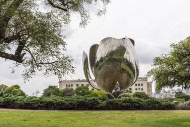 Recolate bölgesinde Floralis Generica 'nın büyük çelik çiçek anıtı, Buenos Aires, Arjantin