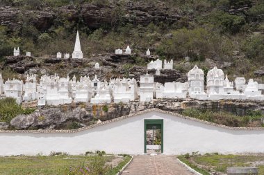 Santa Izabel Mezarlığı, Mucug, Chapada Diamantina, Bahia, Brezilya 'da dağ yamacındaki beyaz Bizans tarzı mezar taşlarına güzel bir manzara