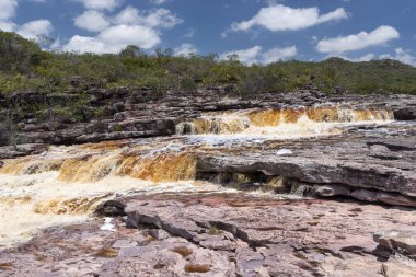 Kayalık arazide güzel bir şelale Chapada Diamantina, Bahia, Brezilya