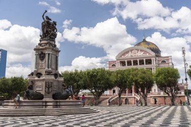 Manaus, Amazonlar, Brezilya 'nın merkezindeki halka açık meydandaki ve pembe tarihi Amazonlar Tiyatrosu' ndaki anıta bakın.