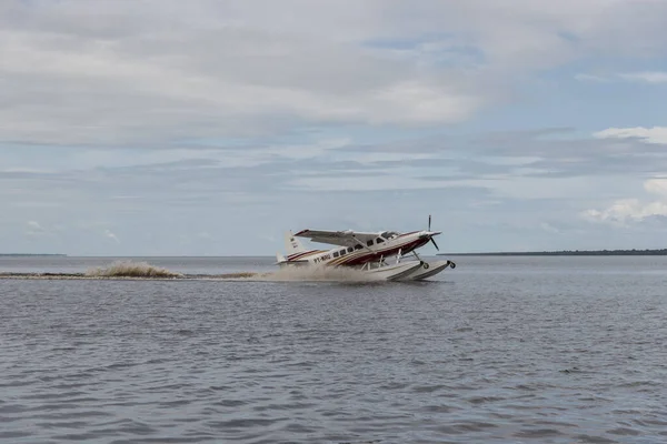 Blick Auf Ein Wasserflugzeug Beim Start Aus Überflutetem Regenwald Und — Stockfoto