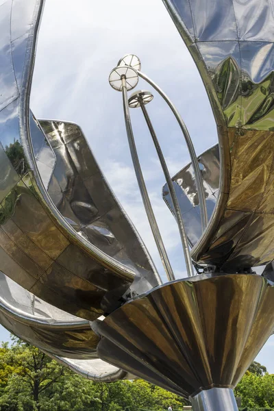 Recolate bölgesinde Floralis Generica 'nın büyük çelik çiçek anıtı, Buenos Aires, Arjantin