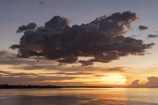Hermosa Puesta Sol Amazónica Sobre Las Aguas Del Río Negro —  Fotos de Stock