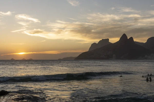 Schöner Sonnenuntergang Mit Blick Auf Das Meer Mit Bergen Und — Stockfoto