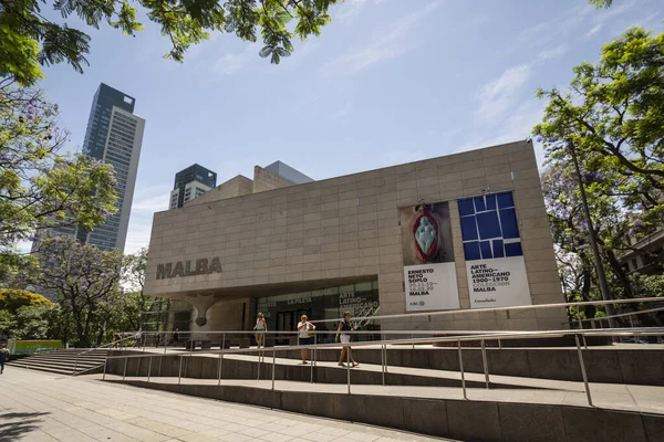 現代建築への美しい眺めアルゼンチン ブエノスアイレス中心部にあるMalba博物館の建物 — ストック写真