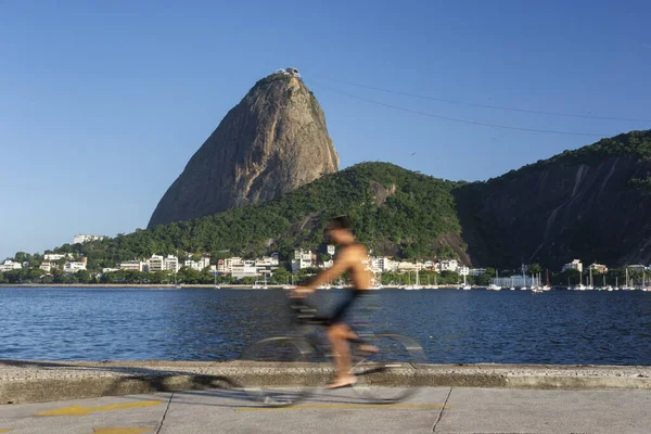Hermosa Vista Del Hombre Bicicleta Frente Océano Sugar Loaf Mountain — Foto de Stock