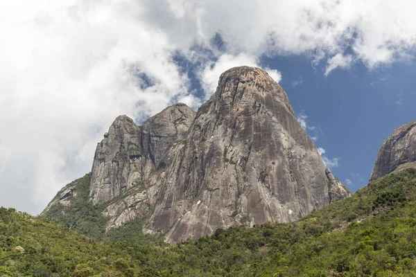 Bela Paisagem Pico Montanhoso Rochoso Com Floresta Tropical Verde Tres — Fotografia de Stock