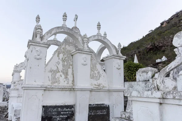 Hermosa Vista Las Lápidas Estilo Bizantino Blanco Ladera Montaña Cementerio —  Fotos de Stock