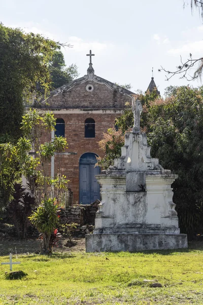 브라질 바히아 디아만티나의 역사적 마을에 식민지의 묘지에 양식의 무덤들을 수있다 — 스톡 사진