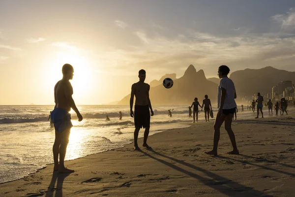 Hermosa Vista Atardecer Ipanema Gente Que Juega Fútbol Playa Río — Foto de Stock