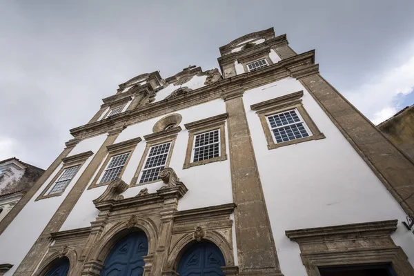 ブラジル バイーア州サルバドールの歴史的な街の中心部にある美しい古い植民地時代の教会への眺め — ストック写真