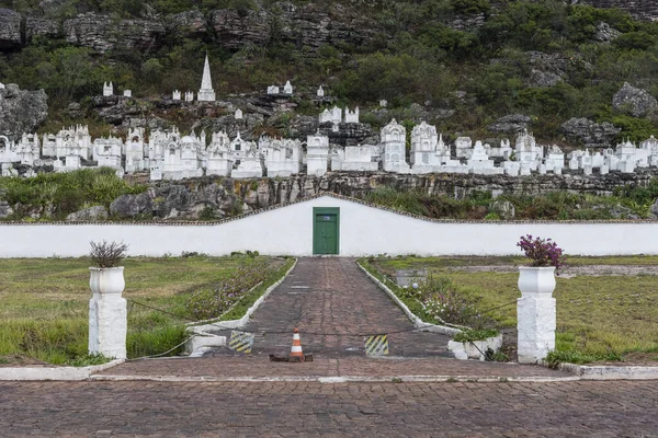 Hermosa Vista Las Lápidas Estilo Bizantino Blanco Ladera Montaña Cementerio —  Fotos de Stock