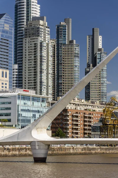 Bela Vista Para Ponte Moderna Edifícios Puerto Madero Buenos Aires — Fotografia de Stock