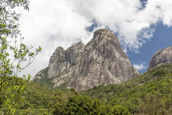 Gyönyörű Táj Sziklás Hegycsúcs Zöld Esőerdők Tres Pcos Rio Janeiro — Stock Fotó