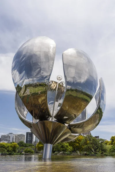 Recolate Bölgesinde Floralis Generica Nın Büyük Çelik Çiçek Anıtı Buenos — Stok fotoğraf
