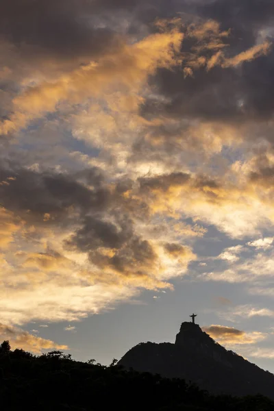Prachtig Uitzicht Christus Verlosser Standbeeld Bergtop Onder Zonsondergang Wolken Rio — Stockfoto
